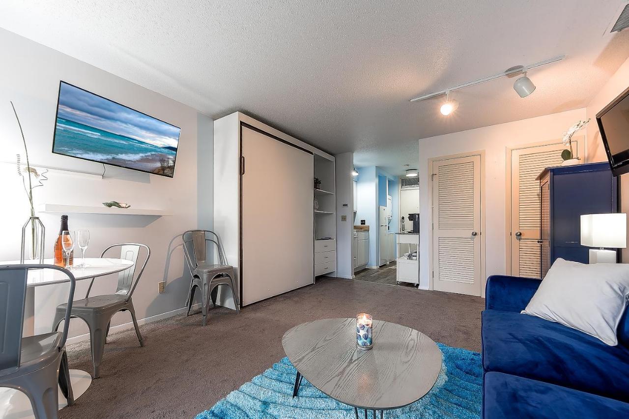 Beautiful Lake View Studio Condo At The Shores Traverse City Esterno foto