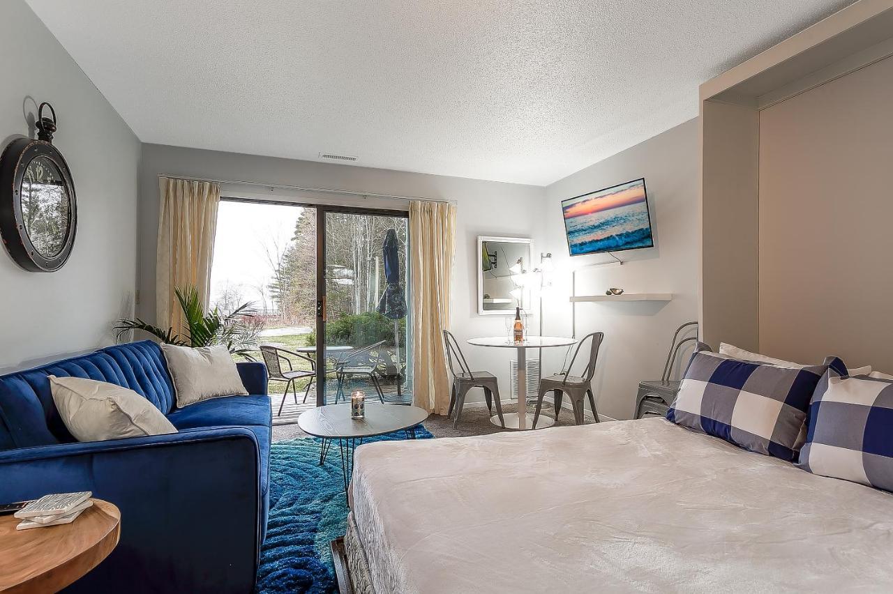 Beautiful Lake View Studio Condo At The Shores Traverse City Esterno foto
