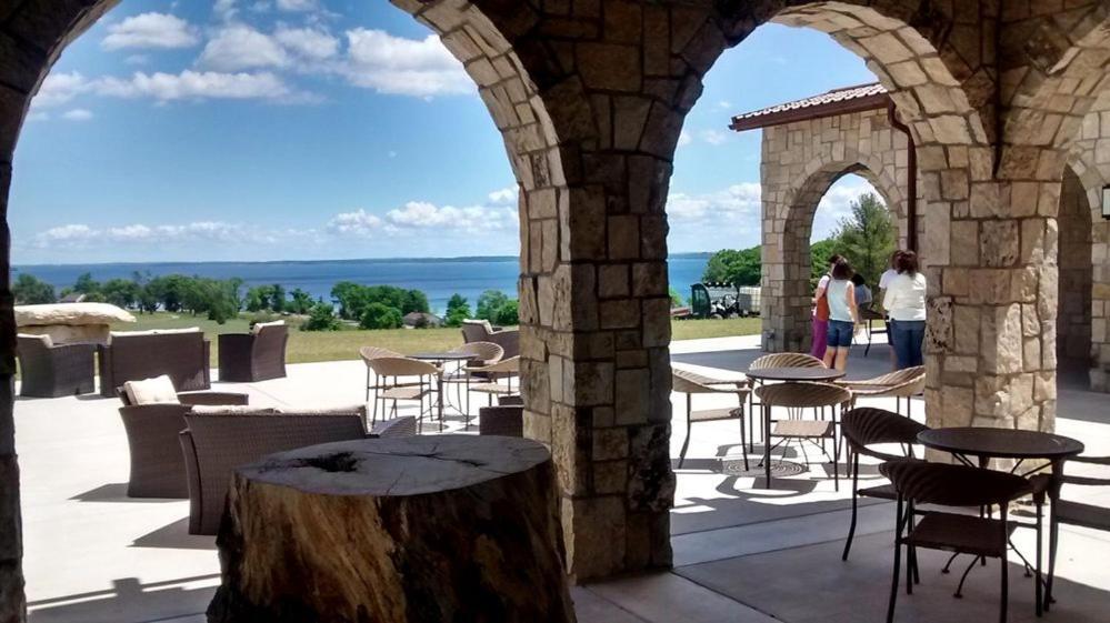 Beautiful Lake View Studio Condo At The Shores Traverse City Esterno foto