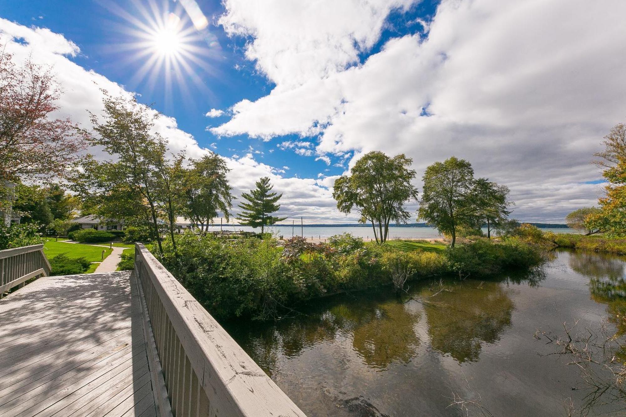 Beautiful Lake View Studio Condo At The Shores Traverse City Esterno foto