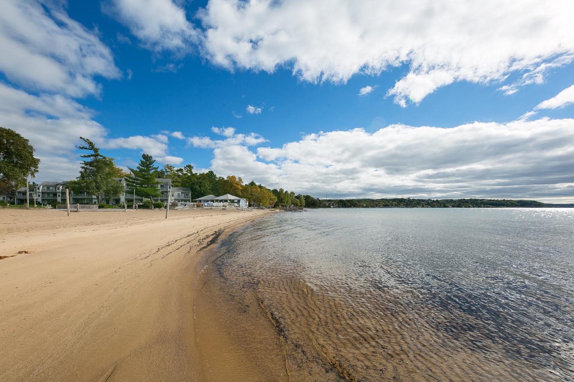 Beautiful Lake View Studio Condo At The Shores Traverse City Esterno foto