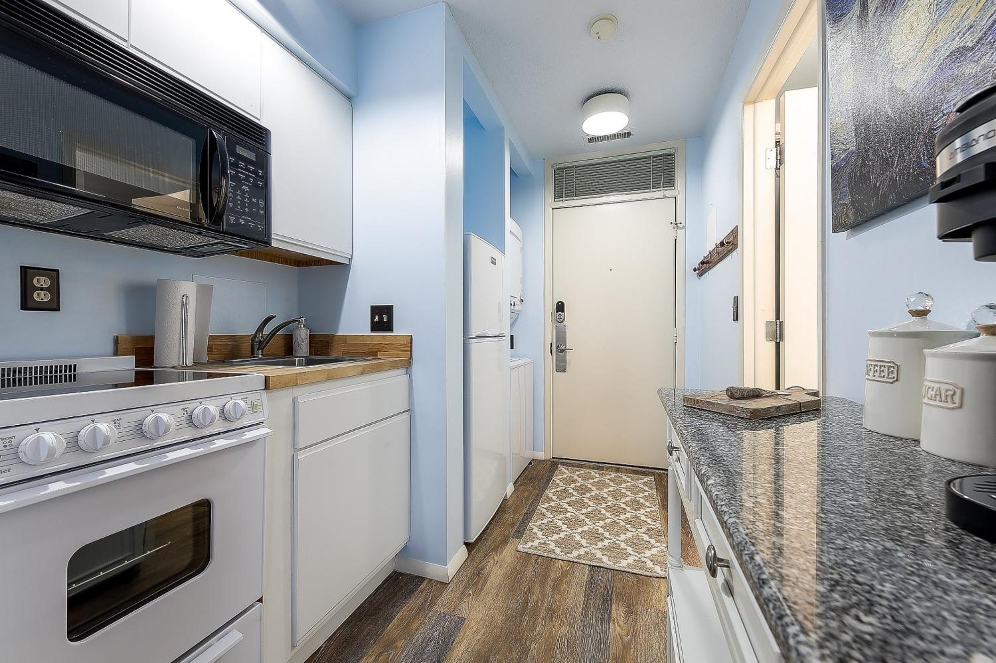 Beautiful Lake View Studio Condo At The Shores Traverse City Esterno foto