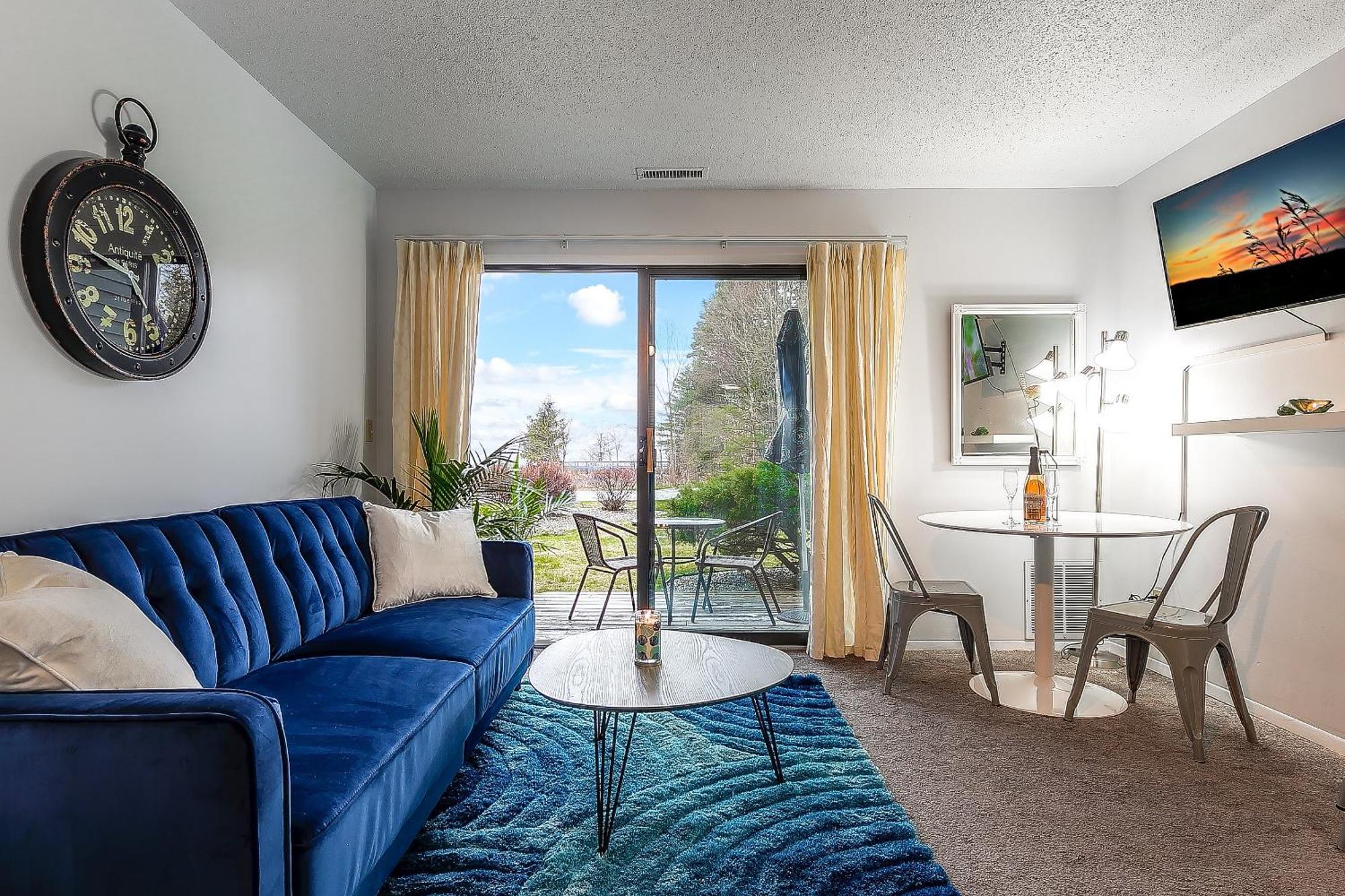 Beautiful Lake View Studio Condo At The Shores Traverse City Esterno foto